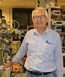 Ciencia en la biblioteca. Charlas con científicos. Tras el rastro de la invisibilidad. Átomos, trazos y palabras